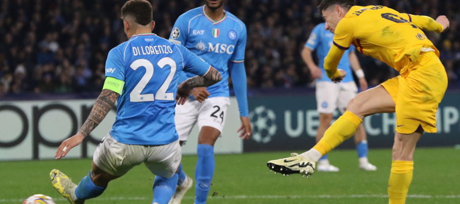 Robert Lewandowski strzela gola w meczu z Napoli