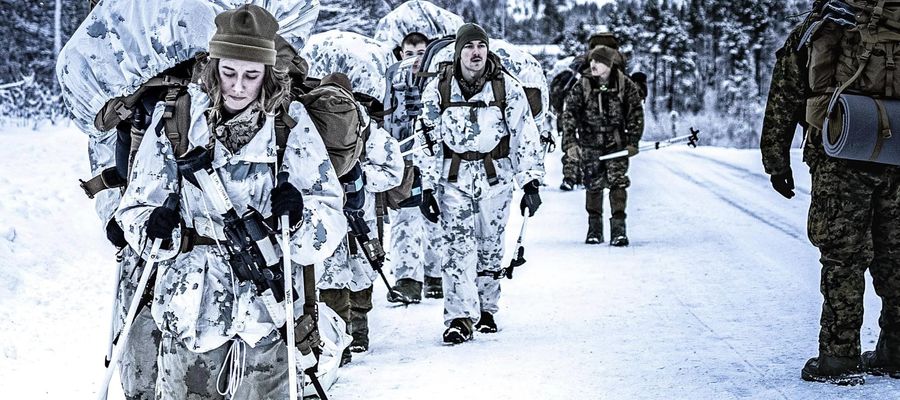 90 tysięcy żołnierzy, setki wozów bojowych, 80 samolotów i śmigłowców i 50 okrętów weźmie udział w serii ćwiczeń bojowych NATO „Steadfast Defender ’24”. Na zdjęciu amerykańscy żołnierze w Norwegii przygotowują się do tych ćwiczeń.