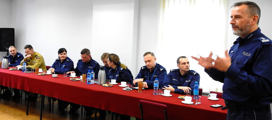 Inspektor Jacek Drozdowski, komendant powiatowy (z prawej) podczas ostatniej narady rocznej