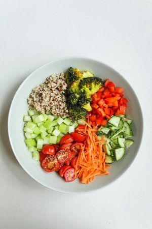 Talerz ze zdrowym jedzeniem: kaszą i pokrojonymi warzywami