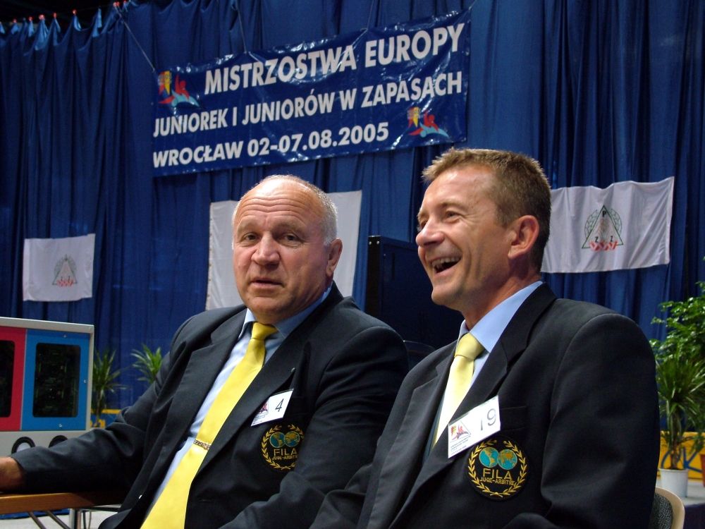  Miła pogawędka na zawodach z wybitnym mistrzem, tutaj jako sędzia Walery Riezancew (po lewej) – 2-krotny Mistrz Olimpijski, 4-krotny Mistrz Świata, 3-krotny Mistrz Europy