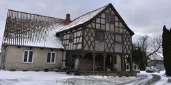 Łęcze. Dom powstały w 1846 r. z podcieniem w konstrukcji szkieletowej, wypełniony dekoracyjnie opracowanym szachulcem, usytuowany kalenicowo do drogi