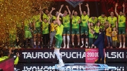 Aluron z historycznym trofeum