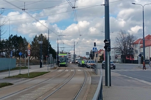 Utrudniony dojazd na Jaroty. Kolizja osobówki z tramwajem przy al. Sikorskiego w Olsztynie 