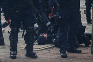 W czasie protestu rannych zostało kilku policjantów