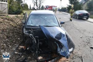 Kierowca uderzył w drzewo. Był nietrzeźwy