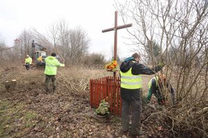 Krzyż na drodze budowy nowego ronda w Olsztynie