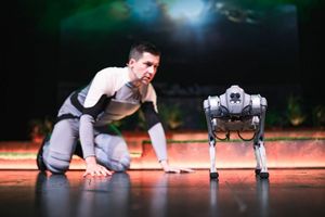 Robot-pies występuje w najnowszym spektaklu Teatru Współczesnego