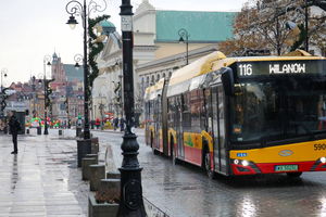 Pięć autobusów ostrzelanych w centrum Warszawy. Policja szuka świadków 