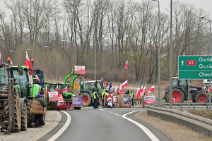 Rolnicy blokują drogę pod Oleckiem 