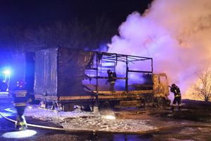Pożar przy ul. Towarowej w Olsztynie. Spłonęły dwie ciężarówki