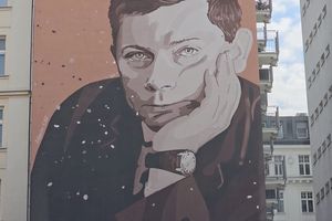 Mural "Zbigniew Herbert 1924-1998" na Tamce 47 w Warszawie [WIDEO]