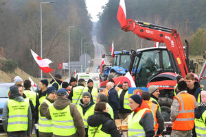 Rolnicy zablokowali drogi pod Olsztynem [ZDJĘCIA]