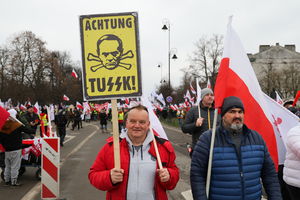 Rolnicy gromadzą się przed kancelarią premiera, potem przejdą pod Sejm