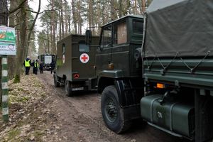 Pojazd gąsienicowy najechał na dwóch żołnierzy na poligonie w Drawsku Pomorskim