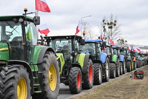 Rolnicy blokują wjazd i zjazd na A2 w Wiskitkach w pow. żyrardowskim