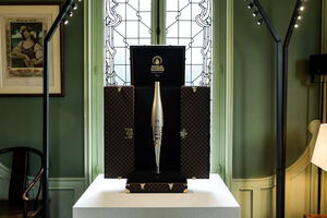 Słynny dom mody Louis Vuitton zaprezentował kufry na pochodnie olimpijskie