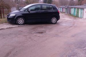 Mieszkańcy Olsztyna nie mają gdzie stawiać samochodów, więc parkują na chodniku? Straż miejska interweniuje 