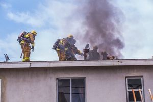 Wzrasta liczba pożarów sadzy w kominach na Warmii i Mazurach. Policjanci apelują o ostrożność 