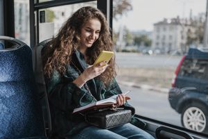 W komunikacji miejskiej, poczekalni i w domu, czyli jak Polacy robią zakupy poprzez aplikacje mobilne - analiza OLX