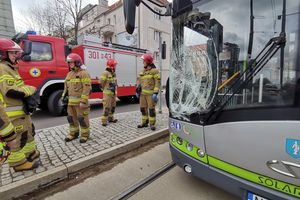 [AKTUALIZACJA] Wypadek w centrum Olsztyna. Na al. Piłsudskiego pieszy wpadł pod autobus komunikacji miejskiej [ZDJĘCIA]
