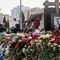 Rosja/ Kilkaset osób stoi w kolejce, by złożyć kwiaty na grobie Nawalnego