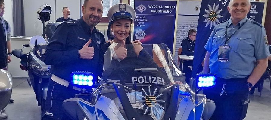 Można było usiąść na policyjnym motocyklu i nie tylko. Wrocławscy policjanci na targach motocyklowych