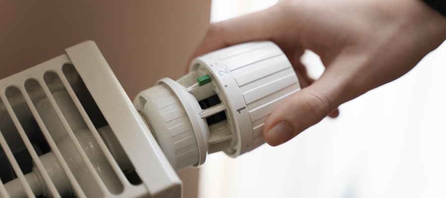 — W mieszkaniu jest zimno, a i tak otrzymuję wysokie rachunki za ogrzewanie — twierdzi pani Marianna. 