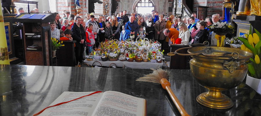 Wierni w kościele podczas święcenia potraw w parafii nowomiejskiej