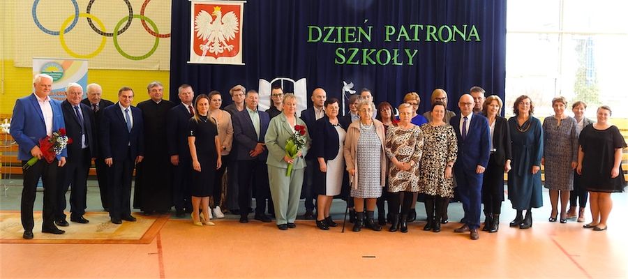Organizatorzy i oficjalni goście Święta Szkoły w Gwiździnach