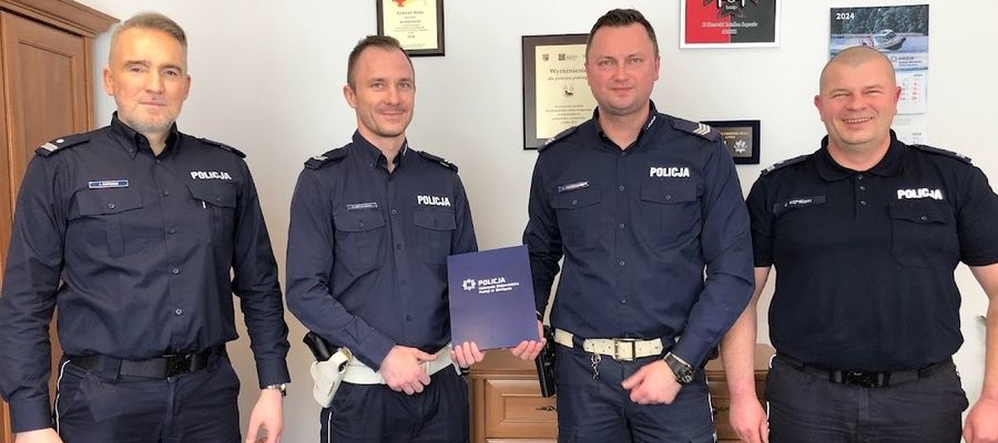 Wyróżnieni policjanci wraz z komendantami KPP w Piszu