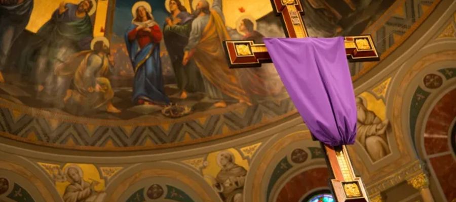 W Kościele katolickim mszą krzyżma w Wielki Czwartek kończy się Wielki Post
