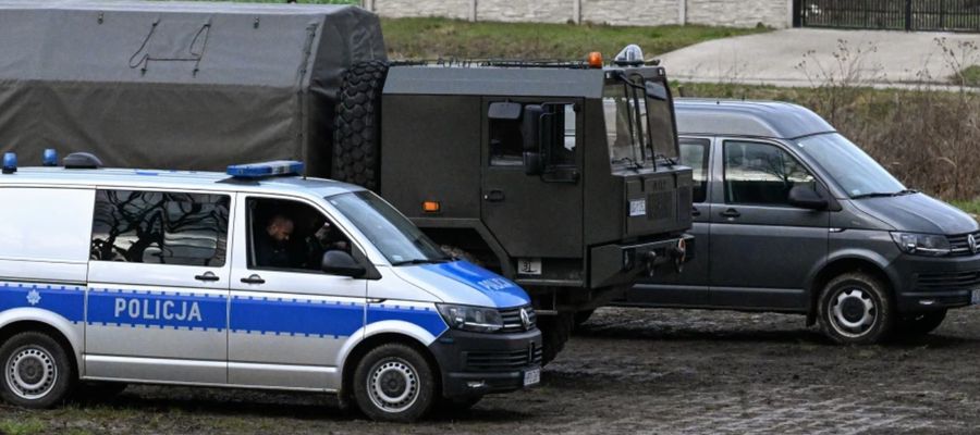 Policjanci z Ostródy zabezpieczają obiekt, który wylądował w okolicy wsi Miłakowo