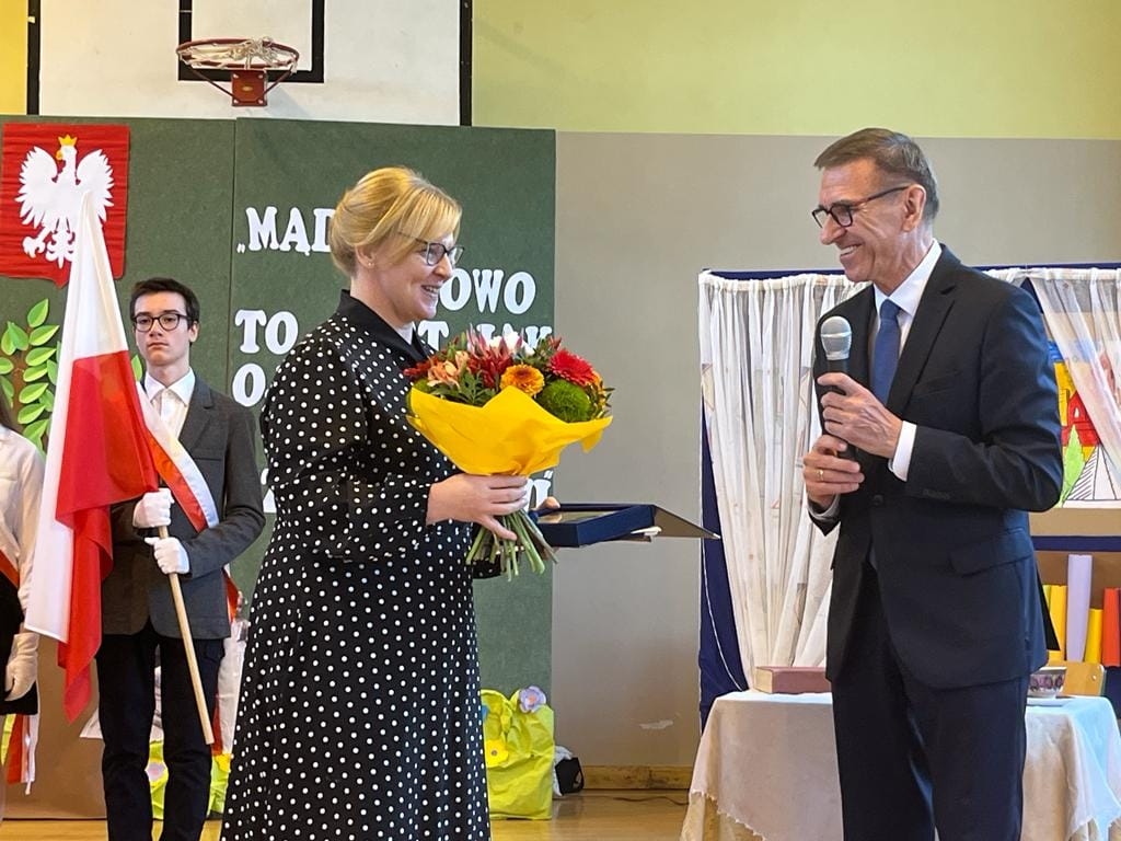 Dyrektor SP 14 Ewa Romanowska i prezydent Olsztyna Piotr Grzymowicz
