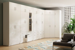 Białe szafy narożne w nowoczesnym i klasycznym wydaniu: pomysły na proste aranżacje