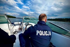 Policyjni wodniacy gotowi do majówki i służby na jeziorach
