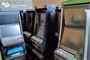 Elbląg: KAS zlikwidowała magazyny z 99 nielegalnymi automatami do gier