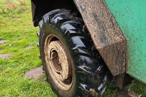 Pijany traktorzysta ciągnikiem uciekał przed policją przez pole i las