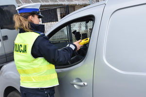 Poszukiwany, nietrzeźwy, z dożywotnim zakazem kierowania pojazdami został zatrzymany przez policjantów z radomskiej drogówki