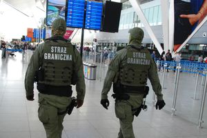 Gdańsk: Agresywny pasażer wyprowadzony z lotniska. Rosjanin wydmuchał prawie 2 promile
