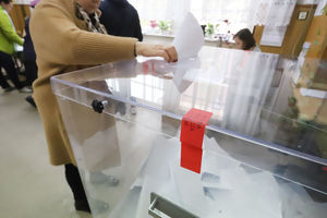 Kobieta przedarła kartę do głosowania i wyszła z lokalu wyborczego