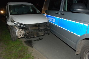 Pijany 44-latek z Norwegii wsiadał do cudzego auta i uciekał nim przed policjantami, powodując kolizje z radiowozem
