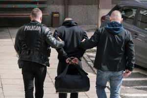 
Rozbój w centrum Elbląga. Dwaj mężczyźni ubrani w kominiarki i rękawiczki napadli na sklep. Sterroryzowali ekspedientkę i ukradli pieniądze z kasy
