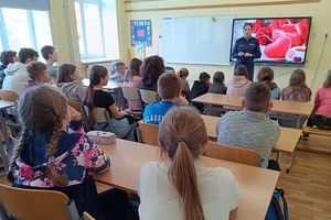 O zagrożeniach w cyberprzestrzeni i zapobieganiu hejtowi – spotkanie policjantek z uczniami w Ruszkowie i Uzdowie
