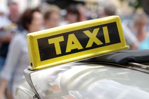 Prezydent Warszawy złoży projekt uchwały ws. podwyższenia stawki za przejazdy taksówkami