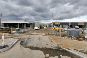[WIDEO] Jak zmienia się ul. Sielska przy lotnisku. Park handlowy w Olsztynie, jeden z największych w regionie