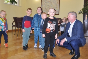 Zaczarowane przedszkolaki odwiedziły ełckiego starostę