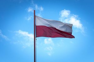 Urząd dzielnicy Ursynów będzie w poniedziałek gratis rozdawał flagi