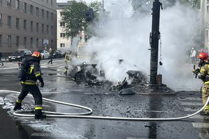 Trzy zastępy straży pożarnej gasiły samochód elektryczny