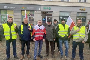 Protest rolników w Elblągu. Podarowali posłom gnojowice [ZDJĘCIA]